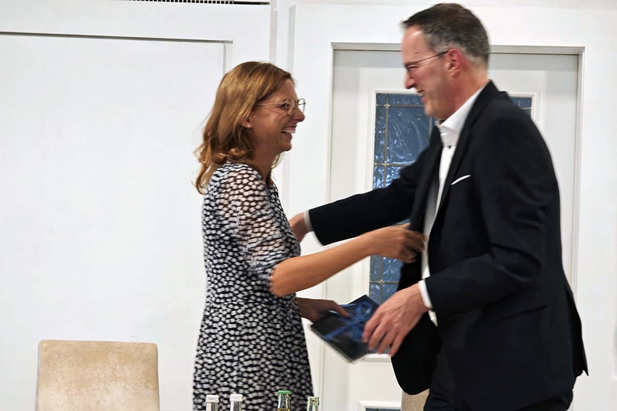 Minister Ebling erhielt ein Buchgeschenk (Bild: kk)