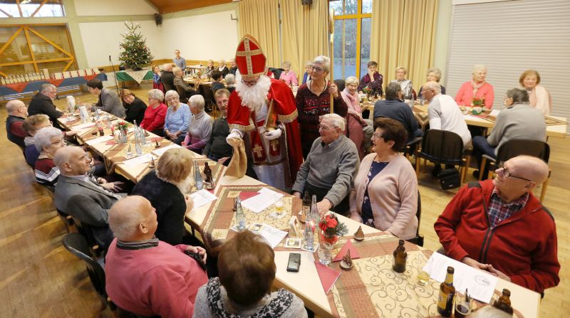 Nikolaus beschert die Blocker Senioren. Fotos: privat