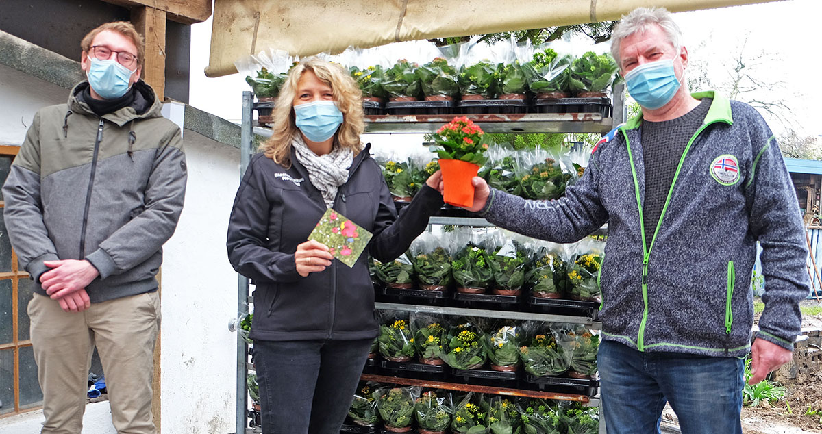 Pascal Stoltze (links) und Susanne Thiele vom Amt fr Stadtmarketing holen die Blumen bei Ulrich Bhm, dem Inhaber von Floristik Hger, ab. Foto: Stadt Neuwied