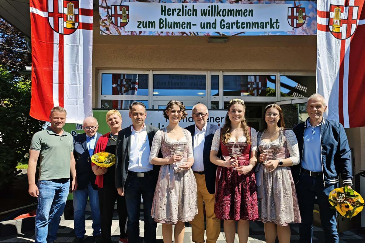 Bei strahlendem Sonnenschein wurde der Blumenmarkt erffnet (Bilder: kk)