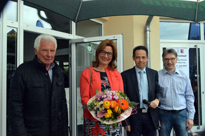 Schirmherrin Heike Boomgaarden bekam natrlich einen Blumengru, berreicht von Marktmeister Dirk Fischer und Ortsbrgermeister Thomas Schmidt (von rechts). Fotos: kk 