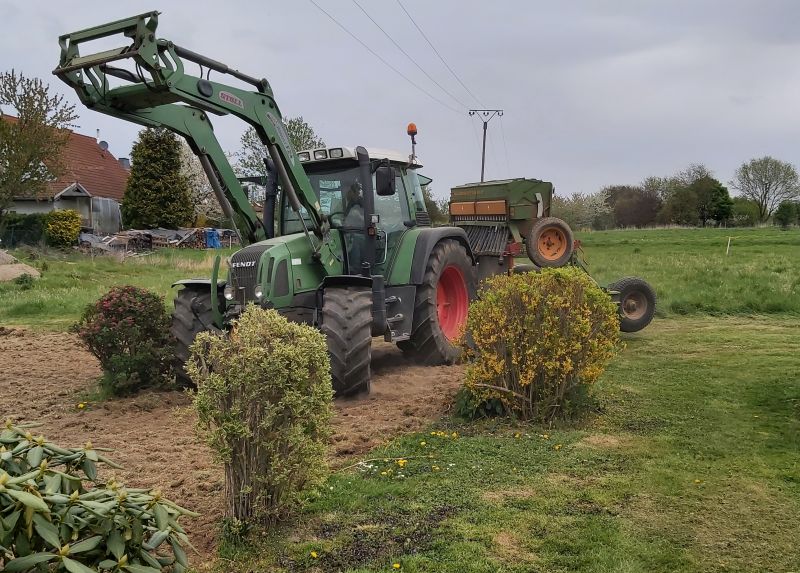 Anlegen der Blumenwiese. Fotos: privat