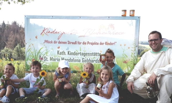 Die Blumenwiese der Kindertagessttte St. Maria Magdalena in Gebhardshain sorgte fr Umsatz aus Honig- und Blumenverkauf. (Foto: privat)