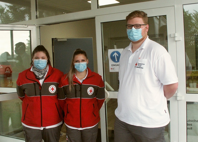Einige der Helferinnen und Helfer beim jngsten Blutspendetermin auf der Birkener-Hhe: Rabea Weller, Alisa Kahlert und Bereitschaftsleiter Lars Brian Lauer. (Foto: privat)