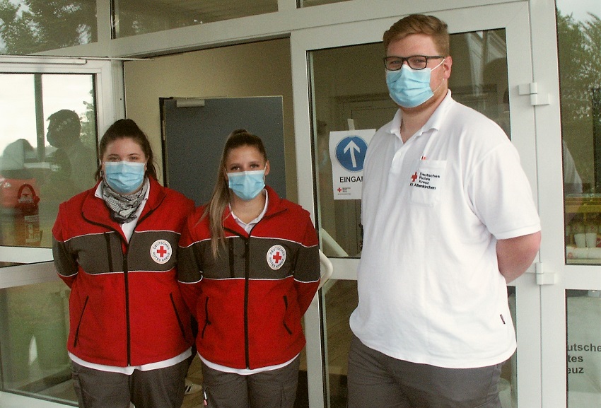 Einige der Helferinnen und Helfer beim jngsten Blutspendetermin auf der Birkener-Hhe: Rabea Weller, Alisa Kahlert und Bereitschaftsleiter Lars Brian Lauer. (Foto: privat)