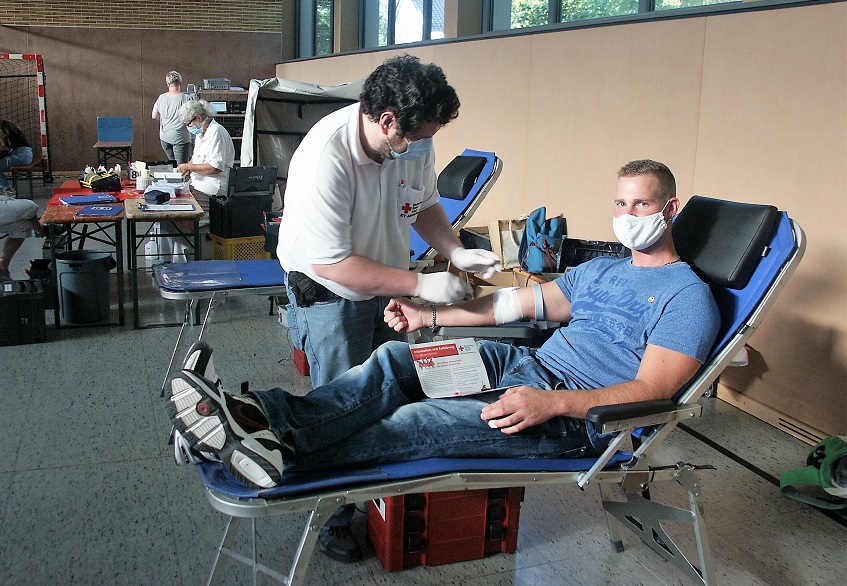 Michael Demmer wird von Helfer Sascha Wagner zur Blutspende vorbereitet. (Foto: privat)