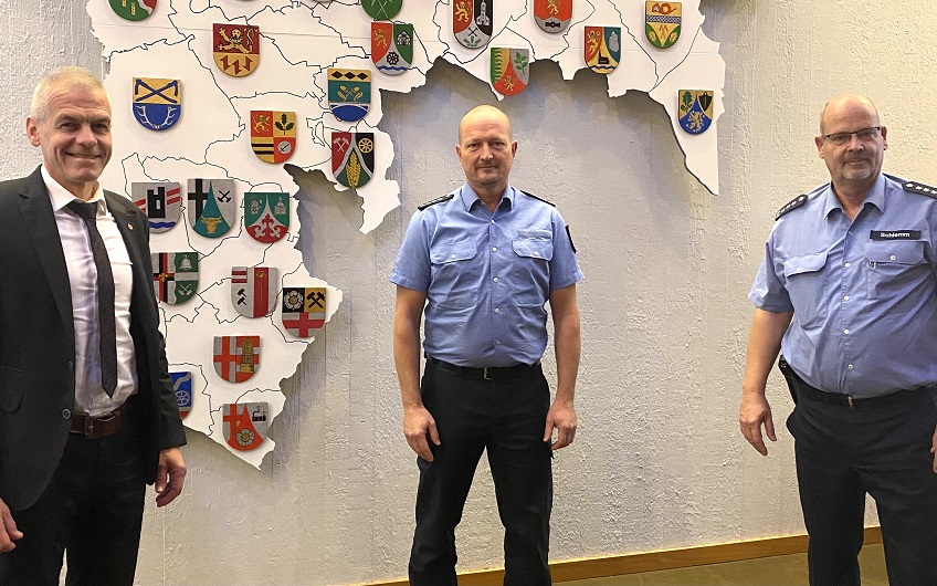 Brgermeister Fred Jngerich (links) begrte den stellvertretenden Dienststellenleiter der PI Altenkirchen, Hauptkommissar Guido Bing (Mitte), gemeinsam mit dem Dienststellenleiter Hans-Christian Schlemm (rechts) im Altenkirchener Rathaus. (Foto: Verbandsgemeindeverwaltung)