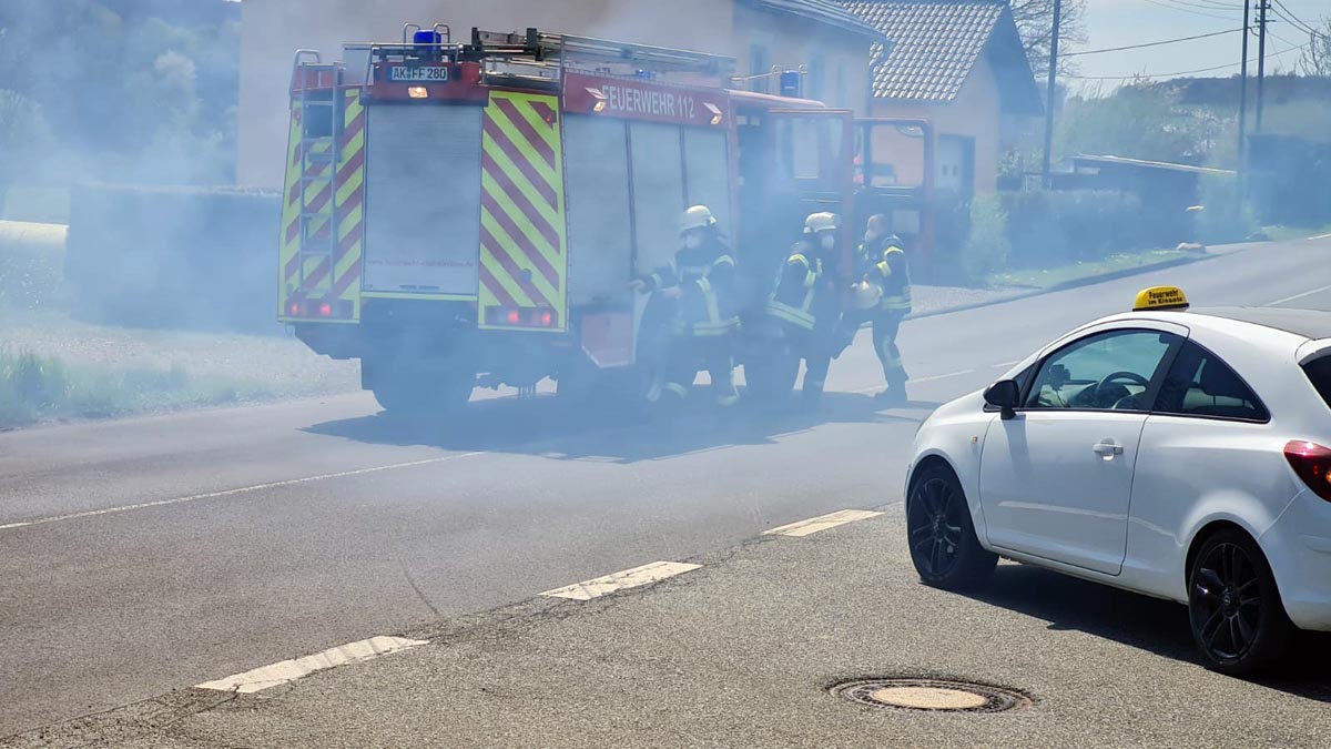 In Leuzbach musste die Feuerwehr einen Flchenbrand mit erheblicher Rauchentwicklung bekmpfen. Fotos: KK