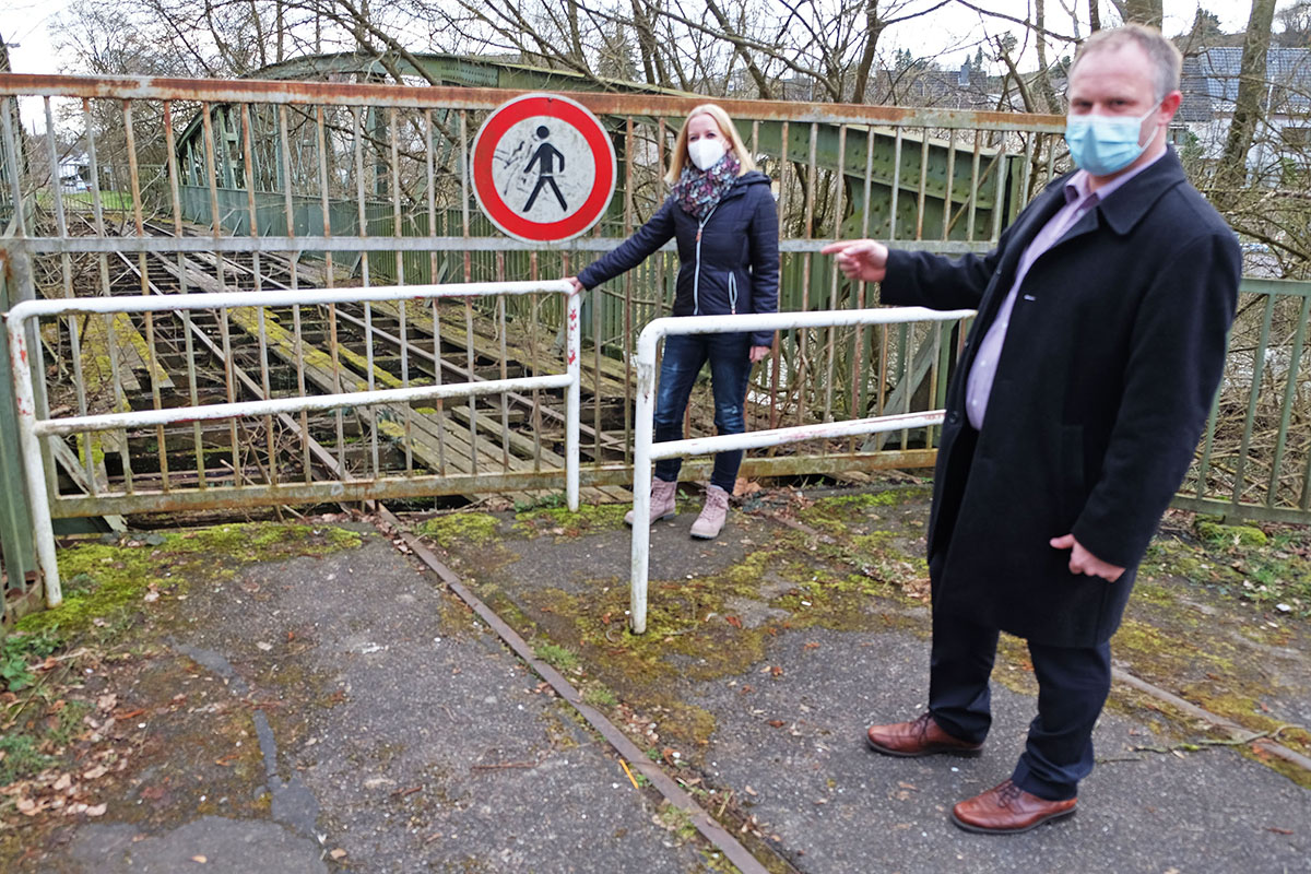 Oberbrgermeister Jan Einig und Ellen Arndt vom stdtischen Rechtsamt begutachten die Boesener-Brcke. Foto: Stadt Neuwied  