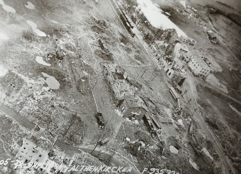 Eine Luftaufnahme nach dem Bombardement des Bahnhofsbereichs in Altenkirchen: Die Gleisanlagen sind zerstrt, das Postgebude (obere Hlfte rechter Bildrand) nur mig beschdigt. (Foto: Archiv/Manfred Herrmann/US-Nationalarchiv)