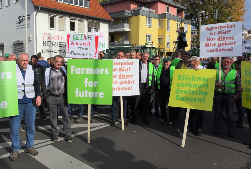 Mit seinen Berufskollegen setzte sich Josef Schwan (2. von links vorne) fr praxisgerechte Auflagen ein, die wirksamen Umweltschutz ermglichen. Foto: Privat