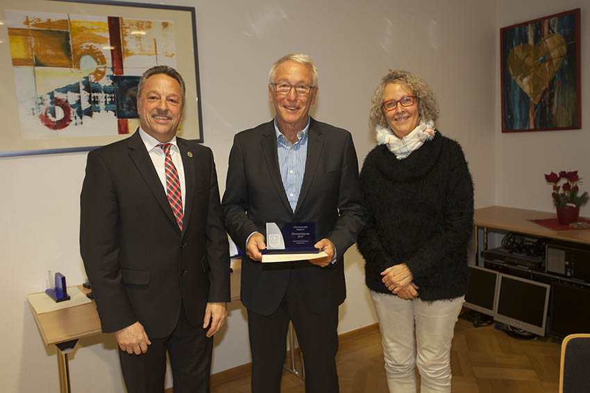 Claus Grdes umrahmt von Hans-Werner Breithausen und Claudia Runkel. Foto: Wolfgang Tischler