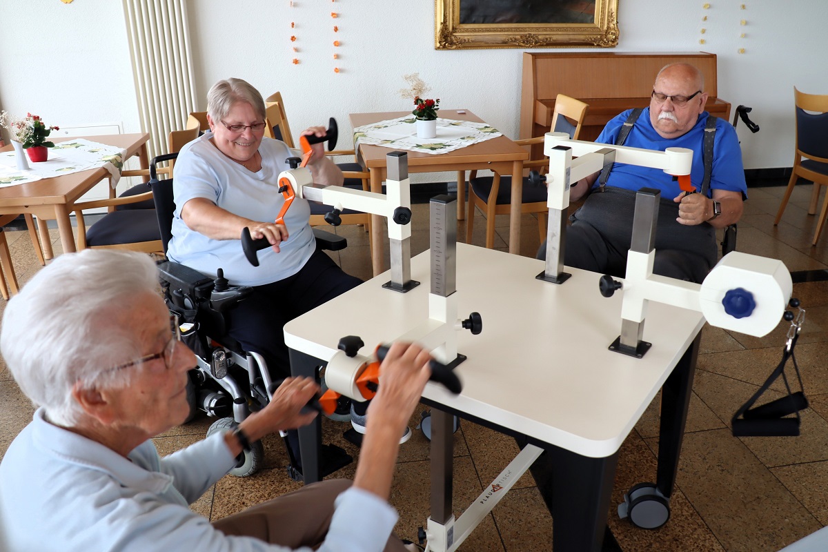 Im Seniorenzentrum Ignatius-Ltschert-Haus wird das Freizeitprogramm durch immer neue Elemente erweitert - hier testen Bewohner einen von der Else-Schtz-Stiftung gefrderten "Plaudertisch" (Foto: Uli Schmidt)