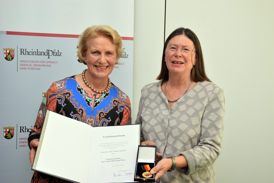 Hfken berreicht Verdienstmedaille an Gisela Born-Siebicke