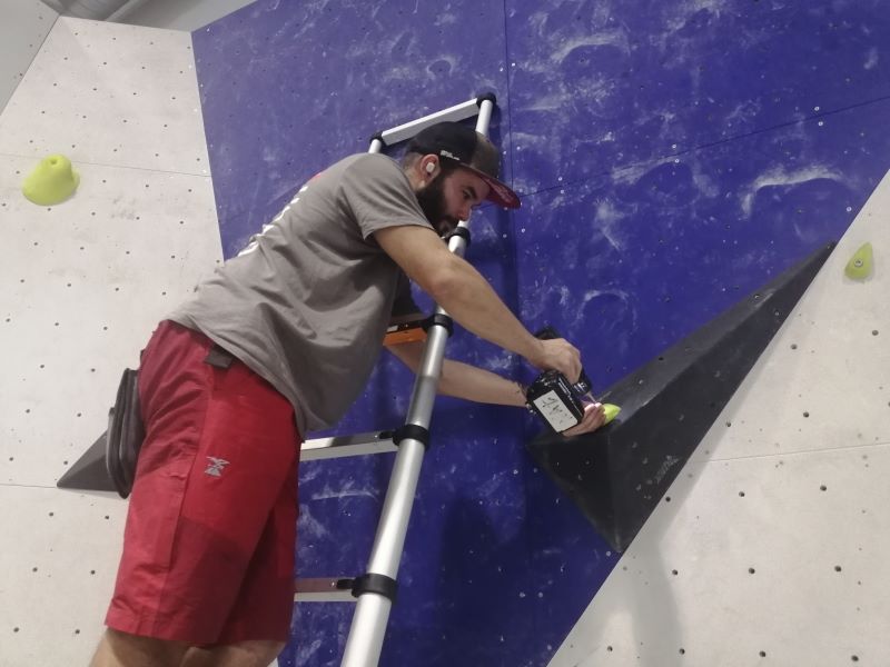 Nur Handarbeit ist angesagt, wenn an der Boulder-Wand im SRS-Sportpark alte gegen neue Routen getauscht werden mssen. (Foto: hak)