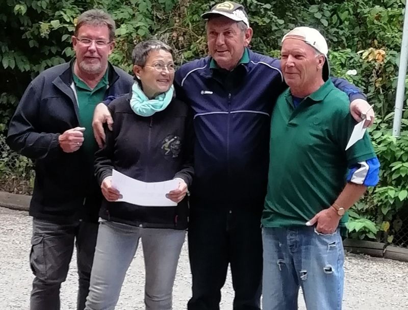 Siegerehrung beim Schngel-Cup 2018: v.l.n.r. Rolf Straschewski, Nora Salvadori (Chefin der Boule-Abteilung des TuS Niederberg), Jean-Marc Adams, Reiner Christ. Foto: privat