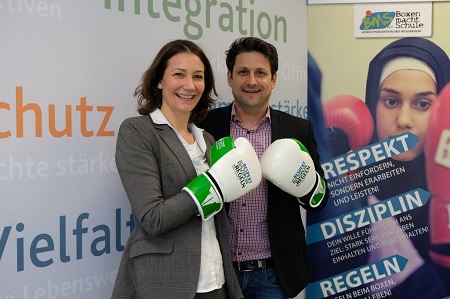 Staatsministerin Anne Spiegel und BmS-Projektmanager Farid Al-Samarrai (Foto: Boxen macht Schule)