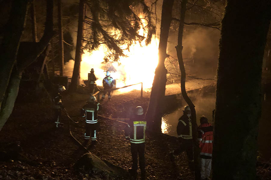 Feuerwehr, Rettungsdienst und Polizei sind am Samstagabend beim Brand einer Angelhtte in Thalhausen im Einsatz gewesen. Foto: Feuerwehr Kirchspiel Anhausen)