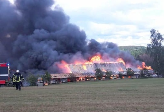 In Birken-Honigsessen ist eine Scheune in Brand geraten. (Foto: <a href=https://www.facebook.com/FFWissen/?tn-str=k*F target=_blank>Facebook/Feuerwehr Wissen</a>)