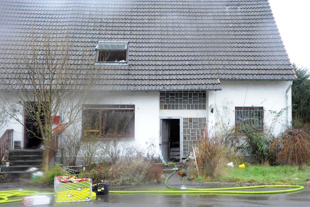 An dem Dachfenster machte sich die Bewohnerin bemerkbar. (Bilder: kk)