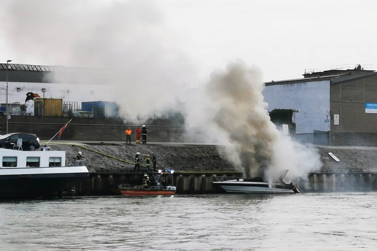Sportboot brennt auf Rhein bei Neuwied