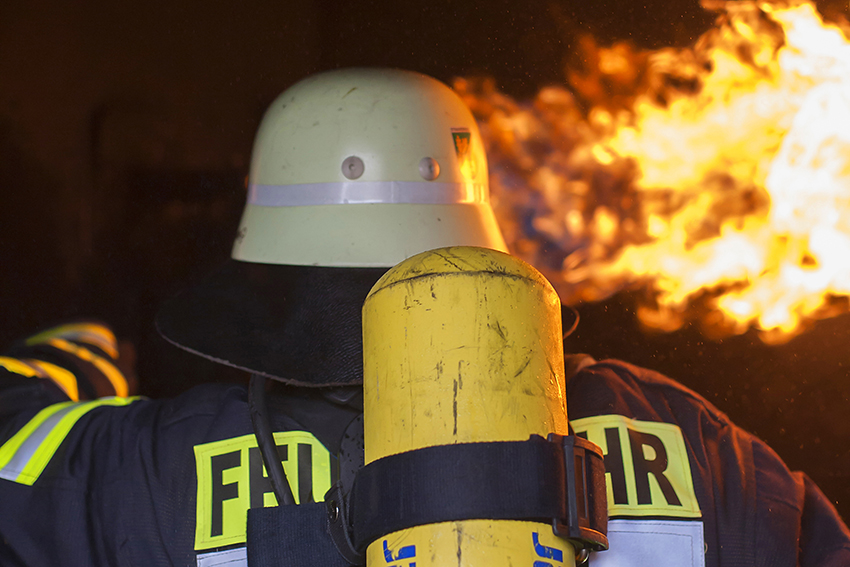 Wohnhaus in Vollbrand: Hund tot, Mann schwerstverletzt