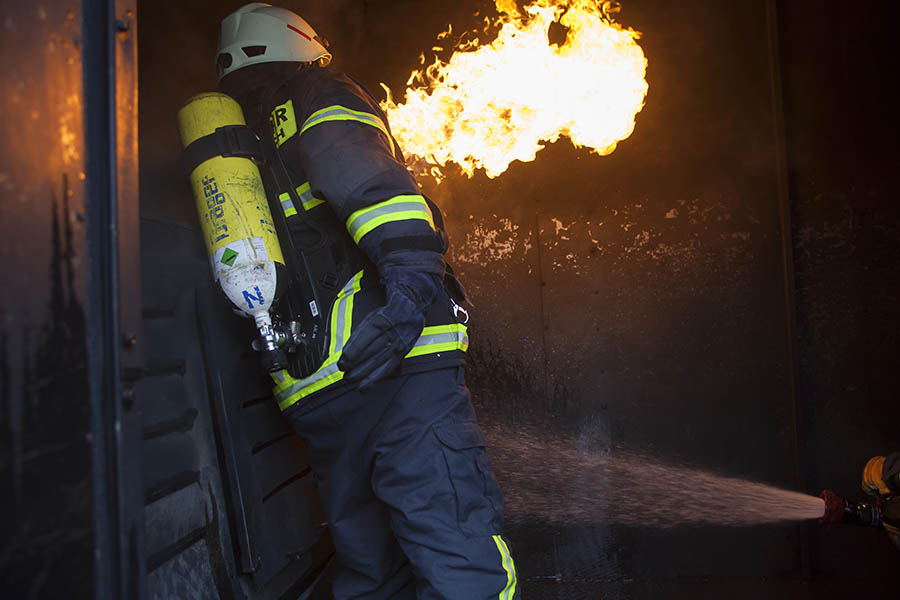 Schlieen einer brennenden Gasflasche. Fotos: Feuerwehr VG Puderbach