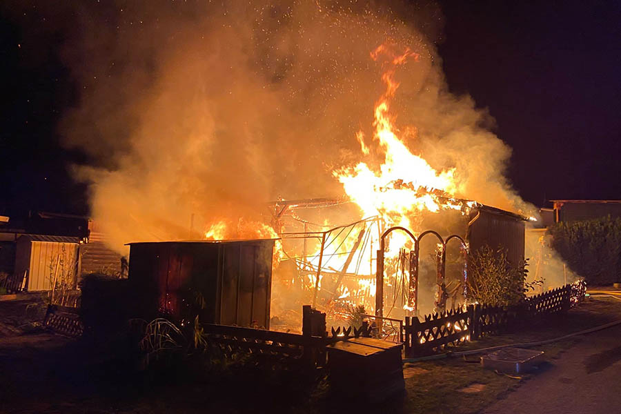 Vollbrand einer Htte auf Campingplatz Wiedhof in Waldbreitbach