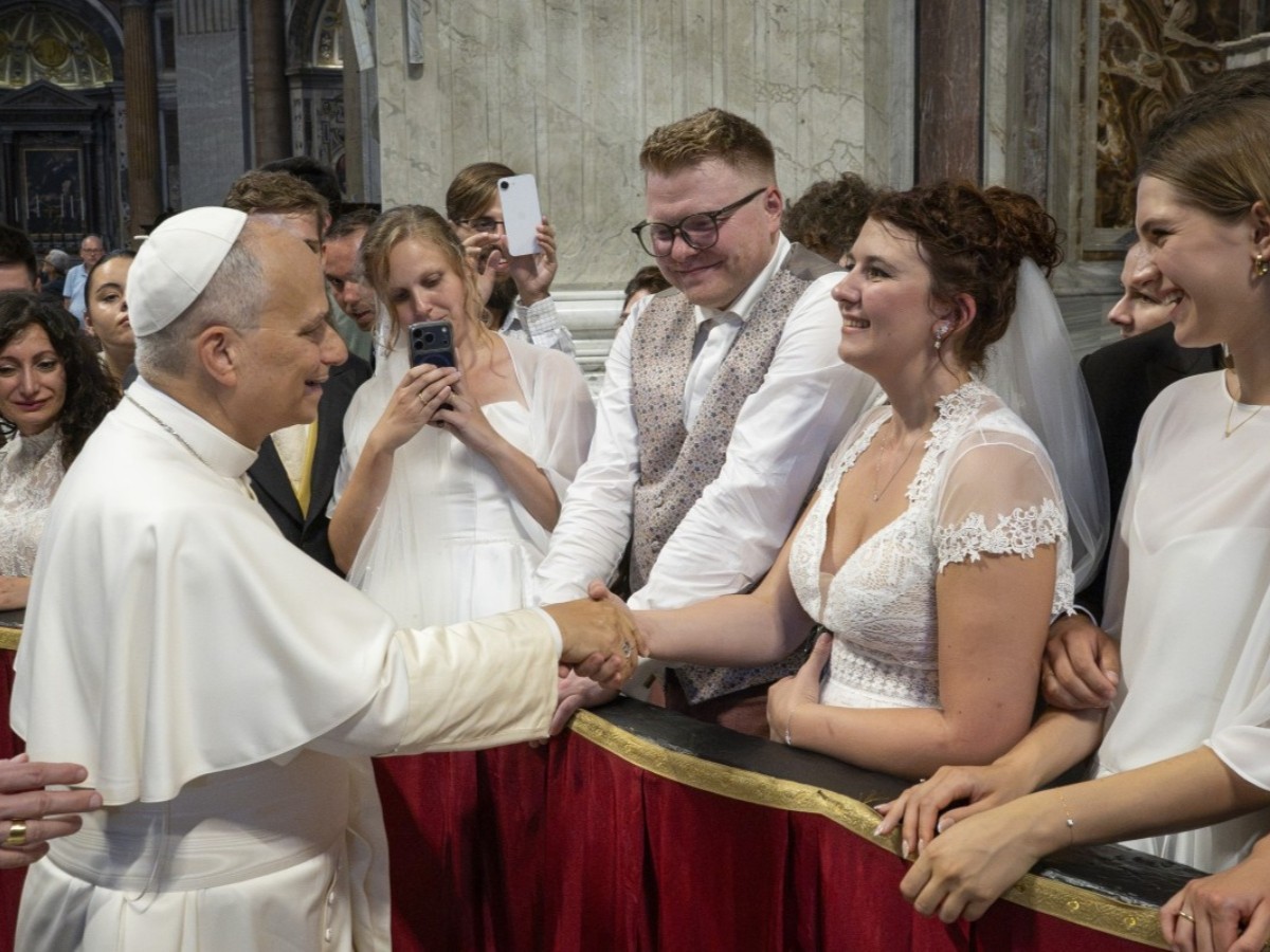 Papst Leo XIV. gab dem Brautpaar Saskia Heil und Philipp Paulus seinen Segen (Foto: Vatican Media)