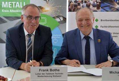 Unterzeichnung des Vertrages, von links: Frank Bothe, Telekom und Landrat Michael Lieber. Foto: kk