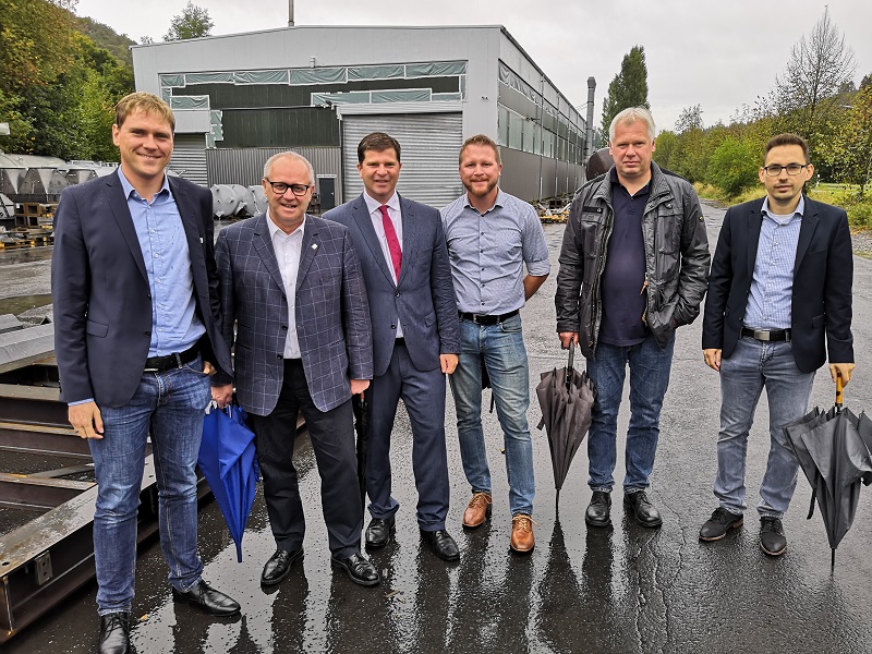 v.l.n.r.: Lars Kober (Leiter Wirtschaftsfrderung Kreis Altenkirchen), Landrat Dr. Enders, Verbandsbrgermeister Khler, Dominik Schuh (Ortsbrgermeister Niederfischbach), Andreas Buttgereit (Ortsbrgermeister Harbach) und Tim Kraft (Wirtschaftsfrderer der VG Kirchen) (Foto: KV Altenkirchen)