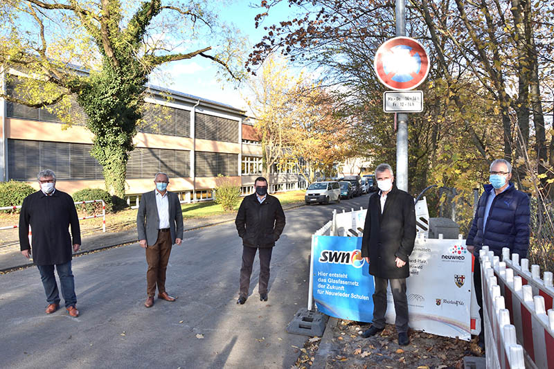 Der Anschluss von insgesamt 27 Schulen in der Stadt Neuwied ins Glasfasernetz schreitet mit groen Schritten voran. Davon konnten sich (v.l.n.r.) Michael Mahlert, Achim Hallerbach, Stefan Herschbach Manfred Rasbach whrend eines ein Bild machen. Foto: Kreisverwaltung