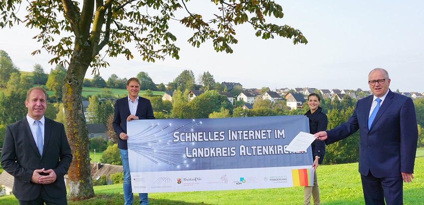 Das Land frdert den Breitband-Ausbau in Gewerbegebieten im Kreis: Mit dem Zuwendungsbescheid  im Gepck traf Staatssekretr Randolf Stich (links) Landrat Dr. Peter Enders (rechts) sowie Lars Kober und Laura Tiefenthal von der Wirtschaftsfrderung Kreis Altenkirchen. (Foto: Kreisverwaltung)