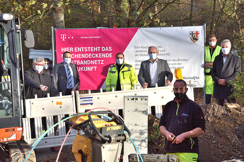 Von links: 1. Kreisbeigeordneter Michael Mahlert, Winfried Moser (Telekom); Sani Aslan (Tiefbauunternehmen), Landrat Achim Hallerbach; rechts auen Manfred Rasbach (Stabsstelle Digitalisierung). Foto: Kreisverwaltung