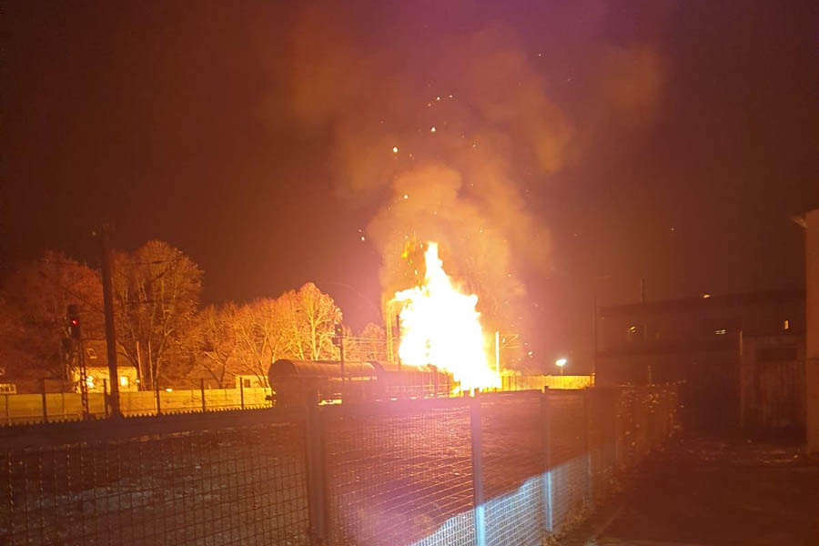 Im Bahnhof Unkel steht Gterzug in Flammen
