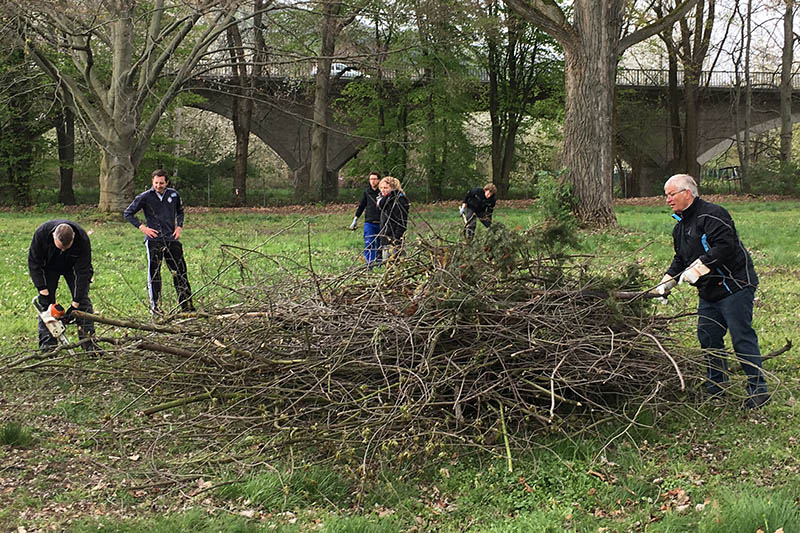 Im Brgerpark hatten zu Anfang des Jahres freiwillige Helfer schon einmal Hand beim Groreinemachen mit Stadtbrgermeister Gerhard Hausen angelegt. Foto: Thomas Herschbach