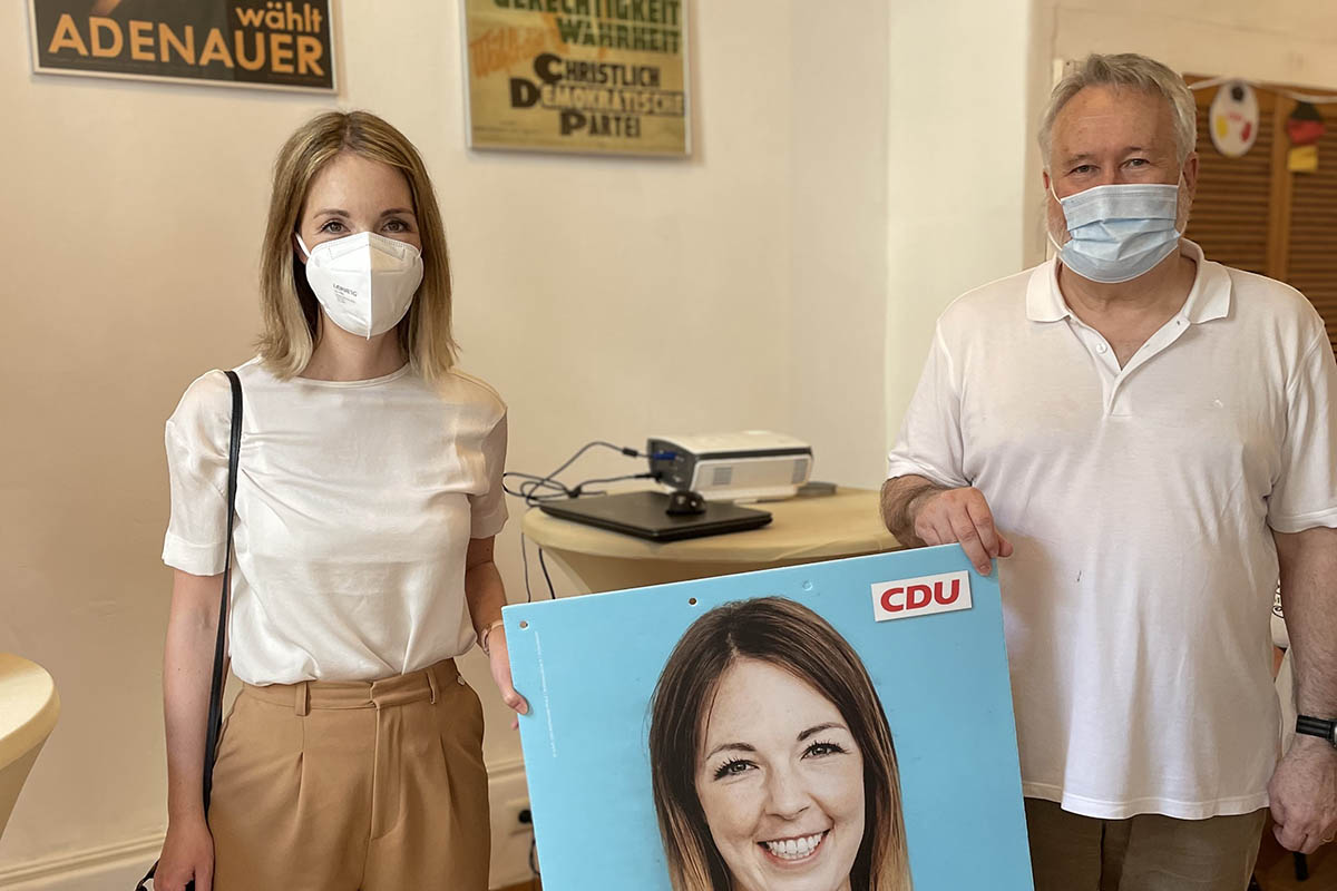 Landtagsabgeordnete Ellen Demuth berreichte Wahlplakate fr eine Plakatgalerie im CDU-Brgertreff. Foto: CDU