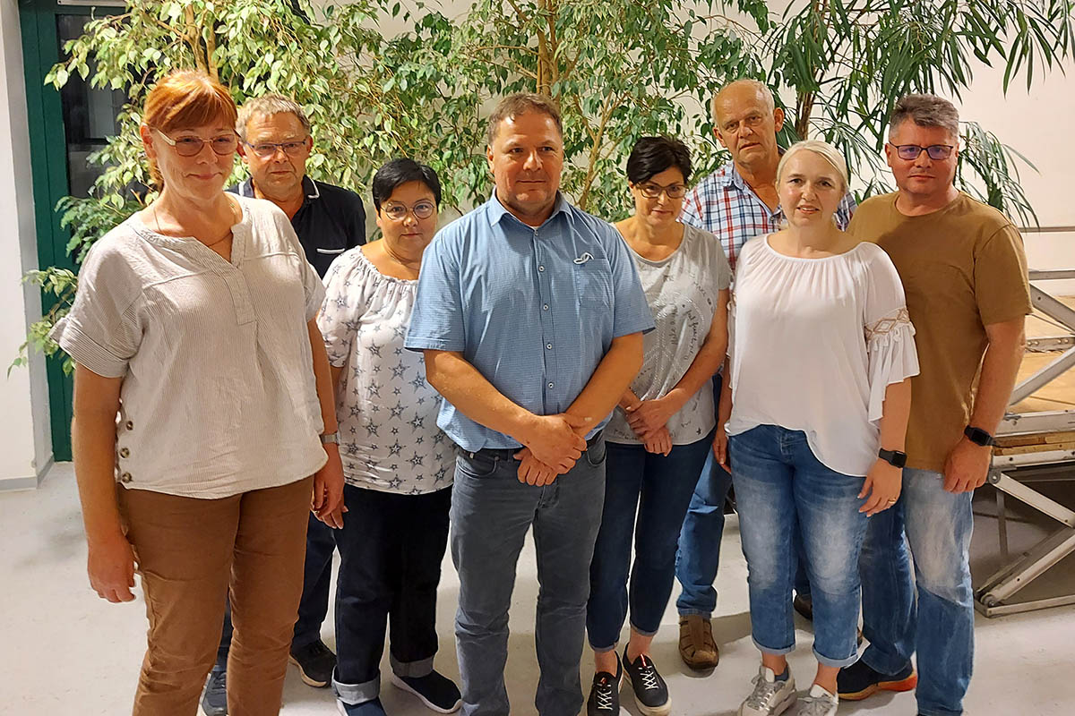 Stellvertretende Vorsitzende Heike Dobbelog (von links), Schriftfhrer Klaus Dobbelog, Beisitzerin Petra Heck, Vorsitzender Uwe Schwippert, Schatzmeisterin Petra Piela, Pressewart Walter Menden, Beisitzerin Lenka Voussem und der stellvertretende Schatzmeister Jrgen Kirsch. Foto: Brgerverein Rheinbreitbach 
