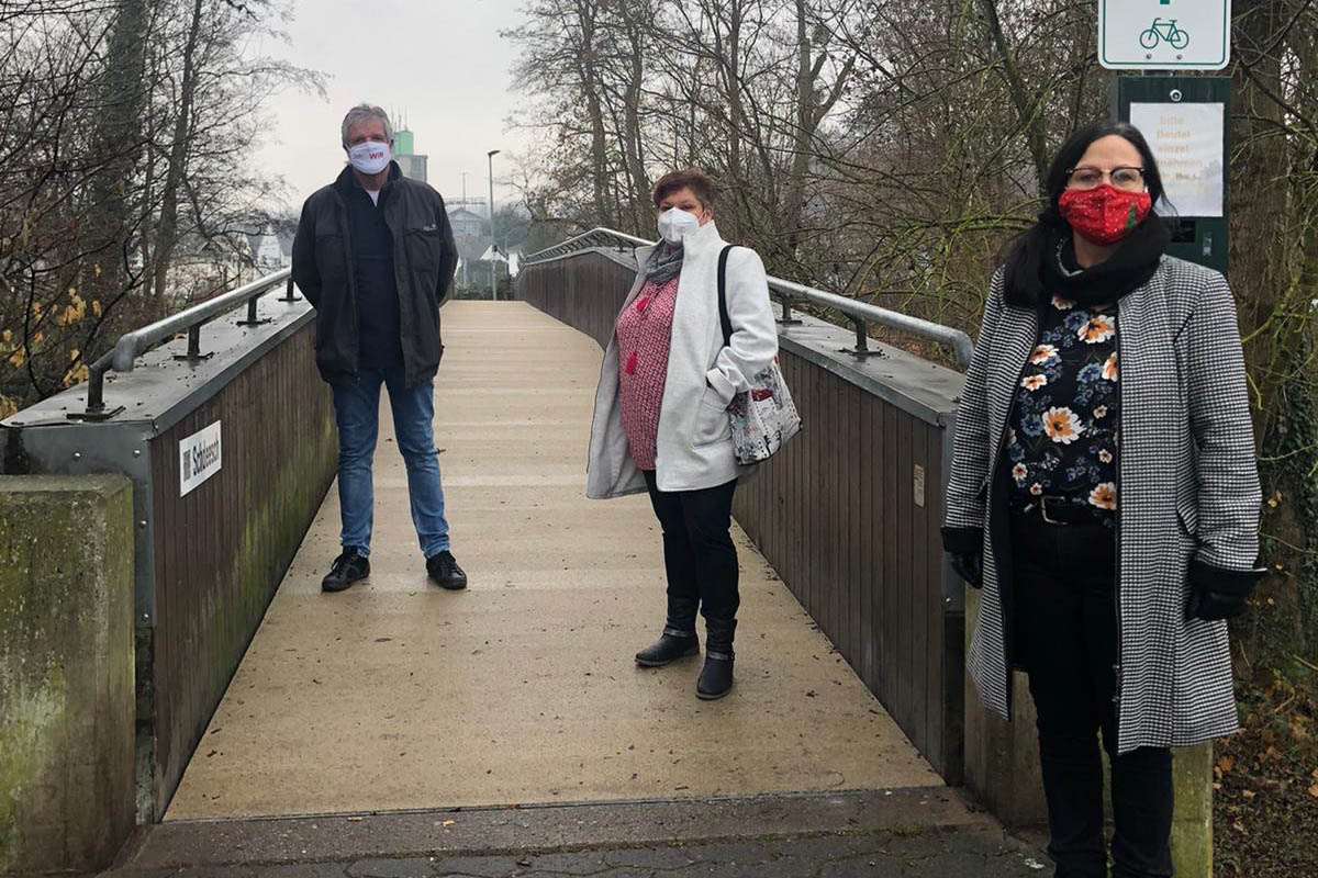 Ortsvorsteher Karl-Heinz Tro, Andrea Welker mit Petra Grabis, Vorsitzende SPD-Ortsverein Niederbieber-Segendorf. Foto: SPD