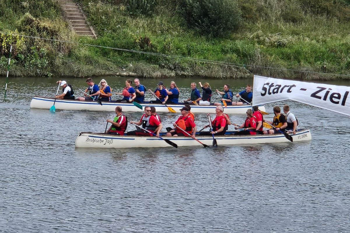Die Kanuten des Neuwieder Wassersportvereins (rote Trikots) beim Zieleinlauf gegen den WSV Remagen. Foto: VfL Brohl