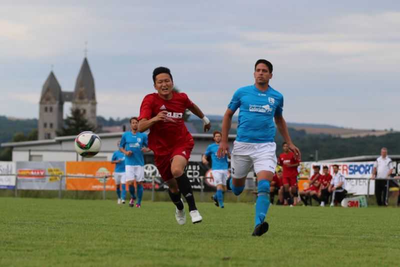 Die Eisbachtaler Sportfreunde um Masaya Omotezako (links) und der FC Dorndorf um Manuel Gross (rechts) gehren zu den Teams, die wie hier beim Finale im vergangenen Jahr um den begehrten Brooklyn-Store-Cup in Nentershausen spielen. Foto: Sportfreunde Eisbachtal