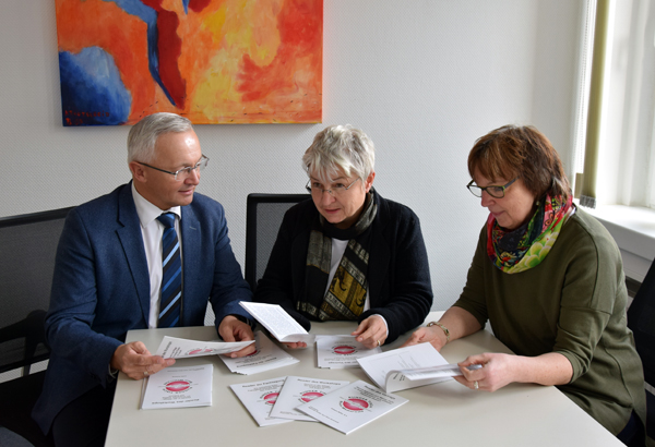 Auf dem Foto (von rechts nach links): Beate Ullwer und Doris Eyl-Mller (Gleichstellungsbeauftragte der Landkreise Westerwald und Neuwied), Achim Hallerbach, 1. Kreisbeigeordneter und Dezernent fr Jugend, Familie und Gesundheit. Foto: Privat