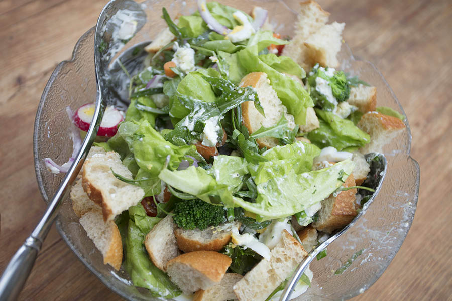 Brotsalat eignet sich auch hervorragend zur Resteverwertung. (Foto: Wolfgang Tischler)