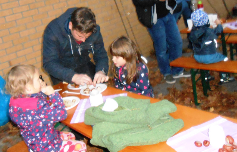 Vter und Kinder waren begeistert vom Stockbrotfest. Foto: Privat