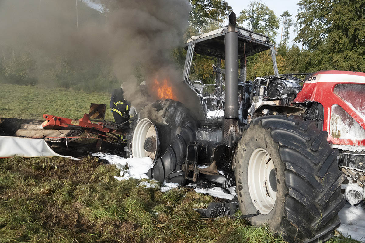 Feuerwehr im Einsatz: Traktor ging beim Mähen plötzlich in Flammen auf
