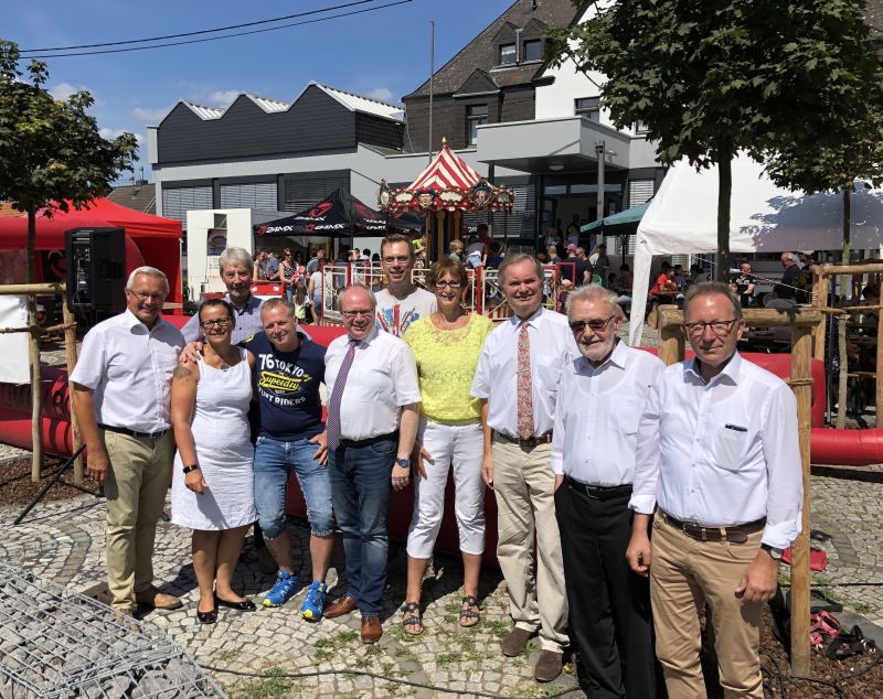 Gratulanten (v.l.n.r.): Landrat Achim Hallerbach, KJIB-Vorsitzende Manuela Wagner, Vorstandsmitglieder Hans-Werner Okon und Jrg Wagner,  Ortsbrgermeister Markus Fischer, Vorstandsmitglieder Joachim Tombrinck und Bettina Acker, Brgermeister Karsten Fehr, Pfarrer Klaus Theis und Bundestagsabgeordneter Erwin Rddel. Foto: privat