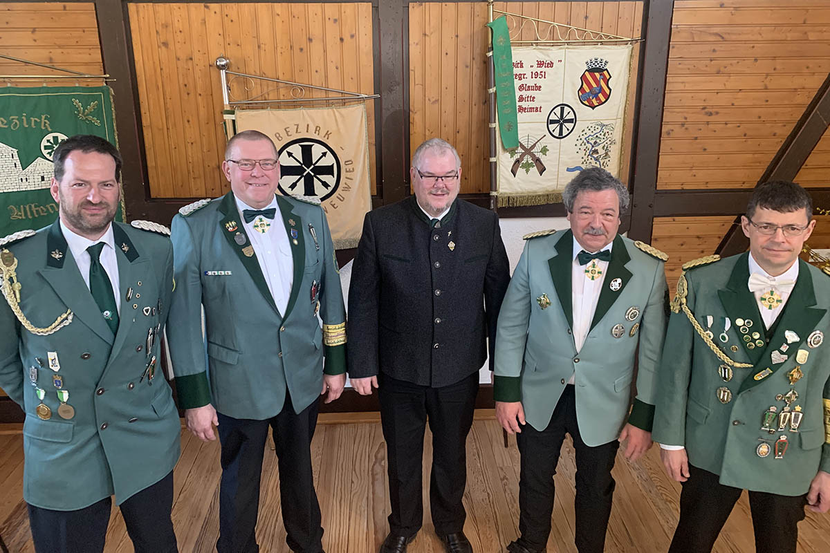 Die drei Schtzenbezirke des Landkreises Neuwied: Diesjhriger Ausrichter Bezirk Linz-Neuwied mit Jrg Weidenbach, Bezirksbundesmeister Uwe Walkenbach und die Bundesmeister Dieter Werner, Bezirk Burg Altenwied und Klaus Wittlich Bezirk Wied mit Bezirksprses Christian Scheinost. Fotos: Thomas Herschbach