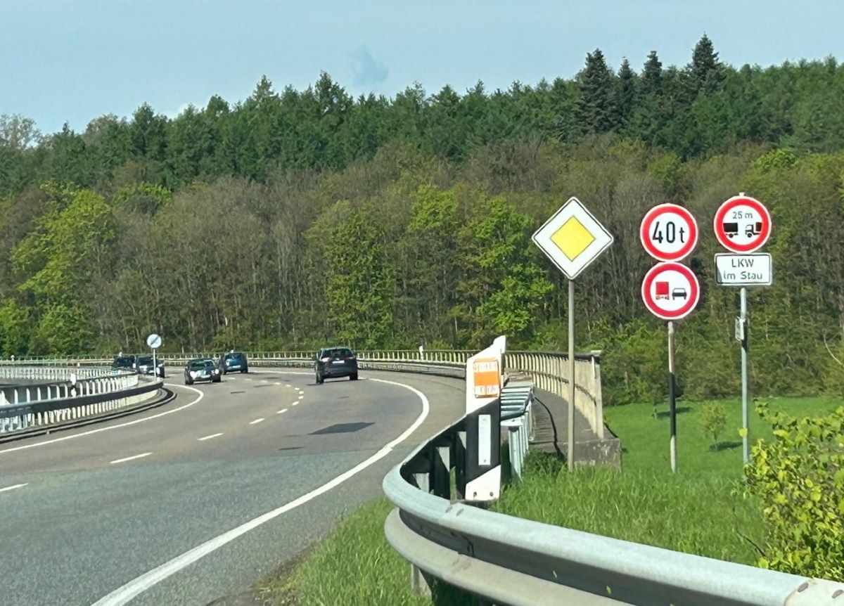 Brücke der Altenkirchener Umgehung: Fallen neue Verkehrszeichen auf?