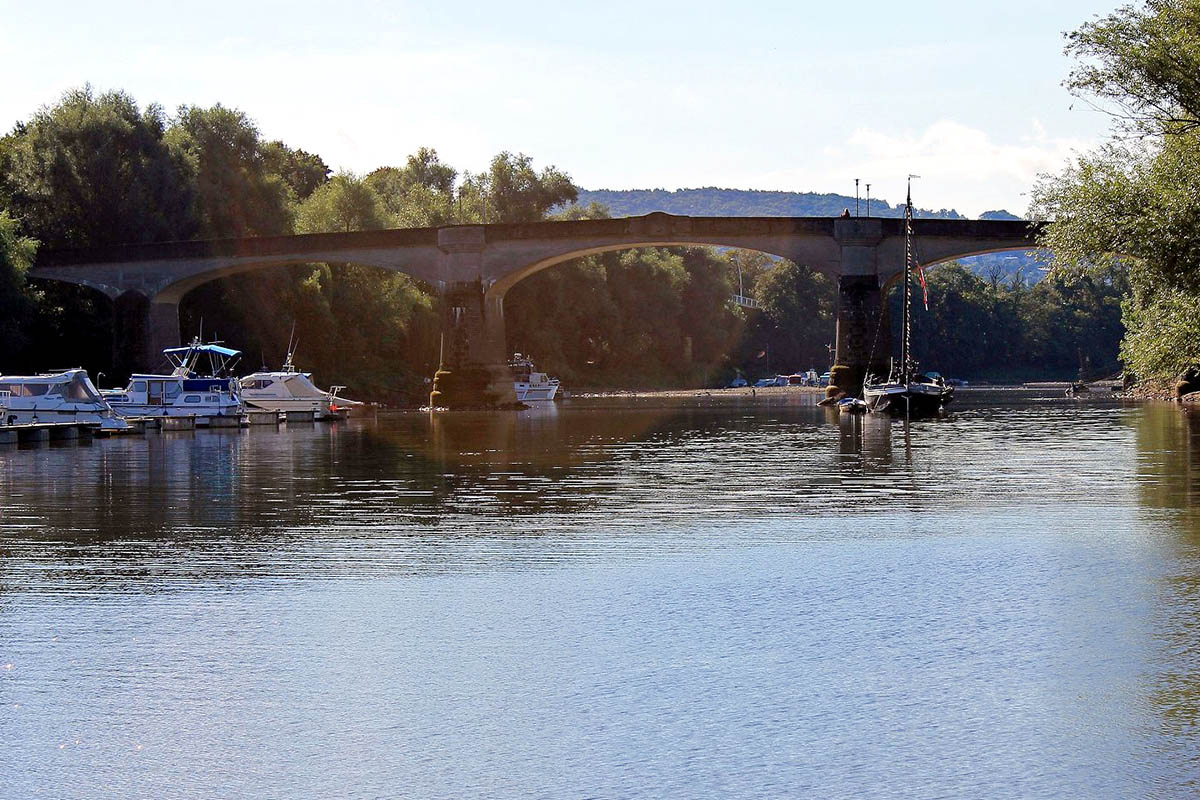 Steinbrcke zur Insel Grafenwerth  rechts der Aalschokker Aranka. Foto: Stadt Bad Honnef