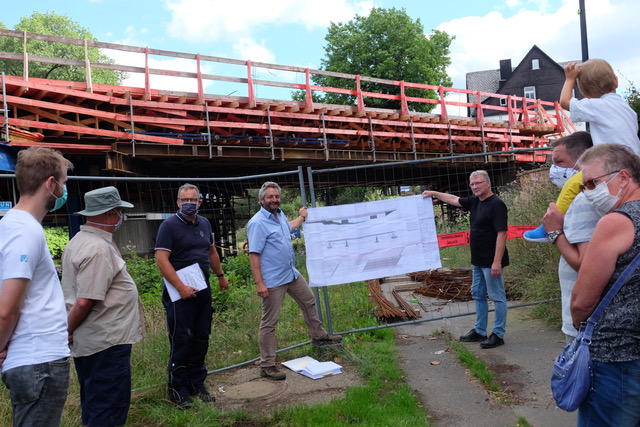 Viel Interesse am Brckenbau in Wissens Altstadt